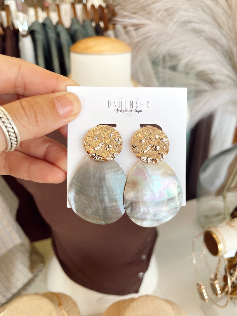 Teardrop Shell & Hammered Round Earrings - Grey/Gold